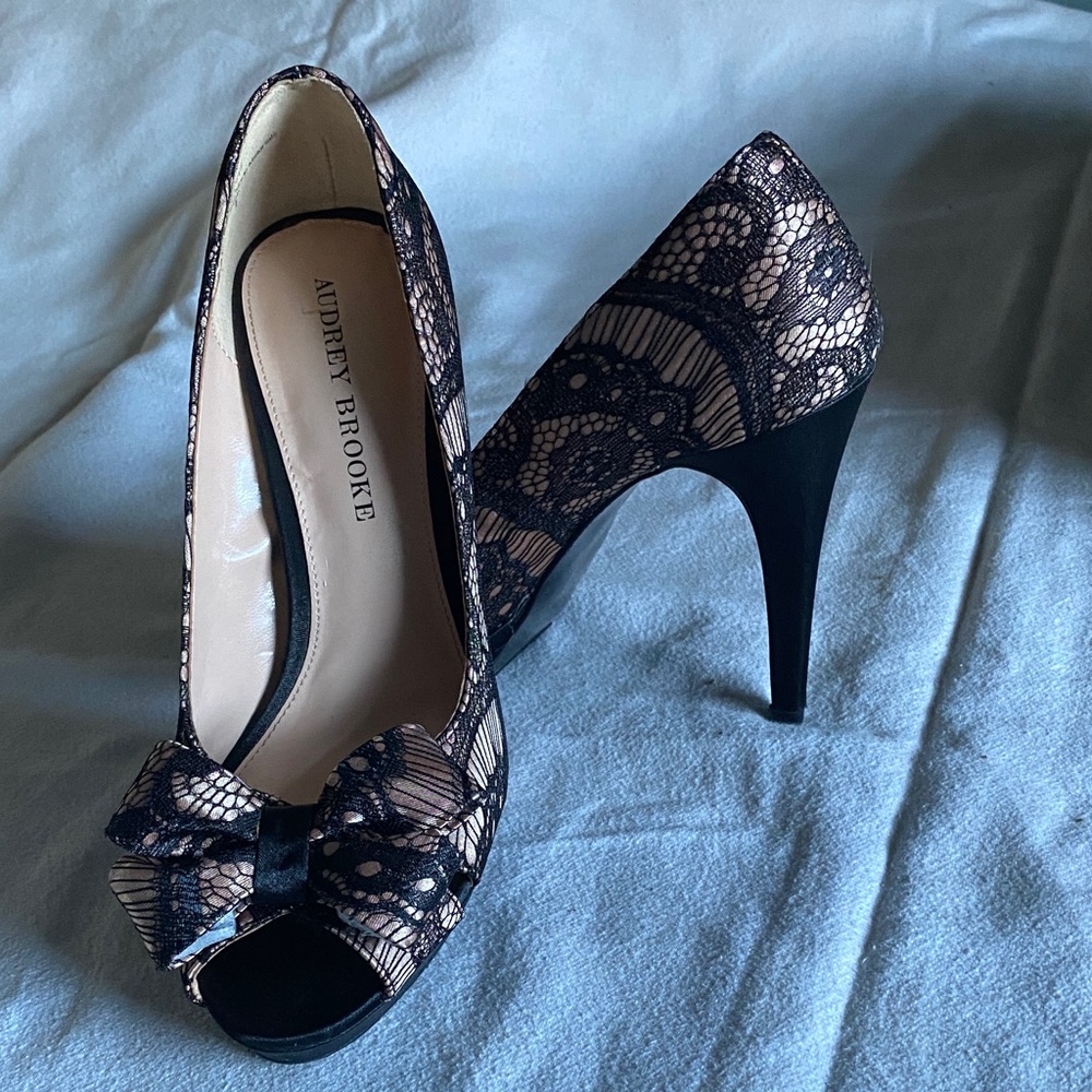 Audrey Brooke Black /Champagne Lace Peep-Toe 4” Heels Size7
